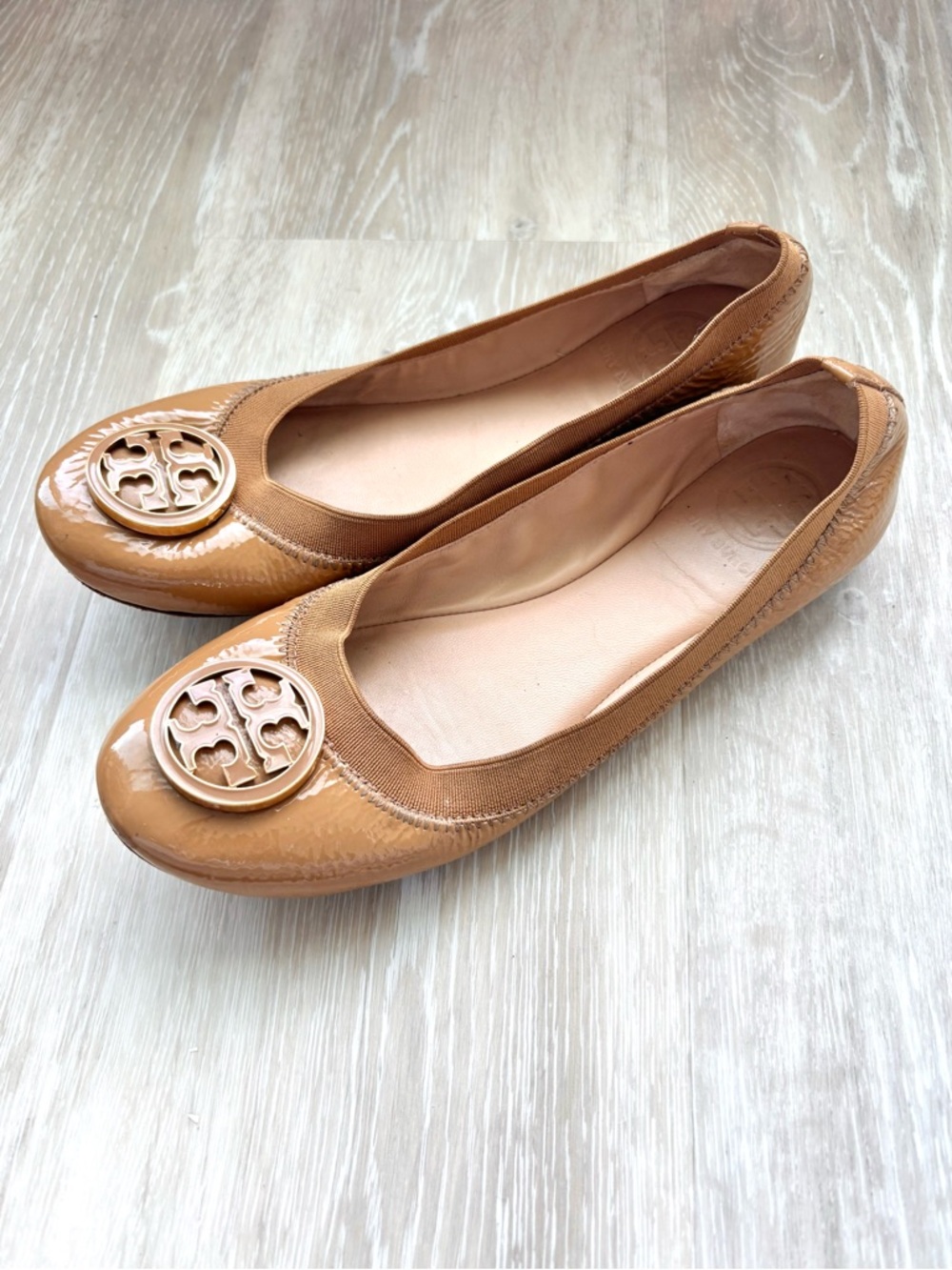 Tory Burch Caroline Tan Patent Leather Gold Reva Ballet Flats - Size 6